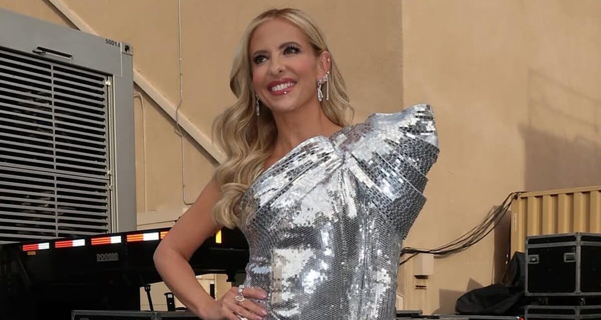 Sarah Michelle Gellar vieillit à l&rsquo;envers alors qu&rsquo;elle impressionne avec sa mini-robe métallique et ses talons allongeant les jambes