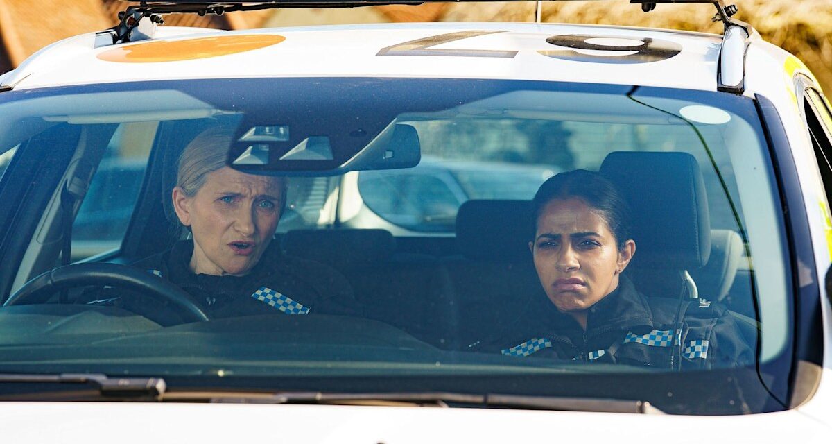 Les téléspectateurs regardent en frénésie la nouvelle sitcom « brillante » de la BBC en 6 parties, Can You Keep a Secret ?