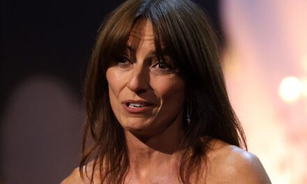 Davina McCall retient ses larmes alors qu&rsquo;elle partage une mise à jour sur sa santé émotionnelle – vidéo