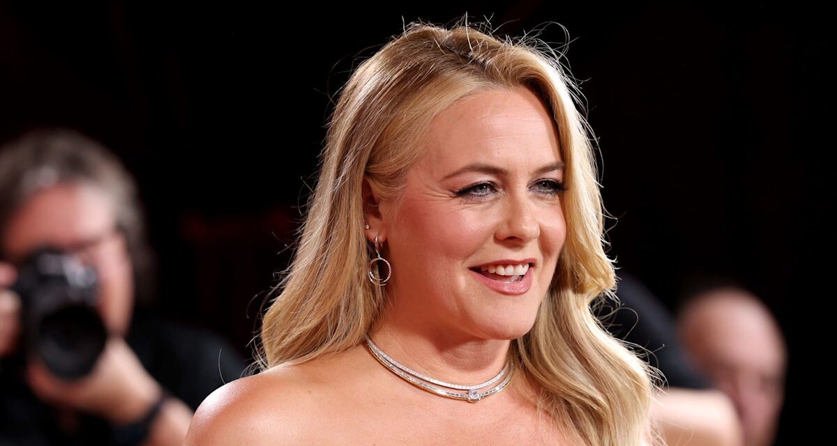 Alicia Silverstone vole la vedette dans une superbe robe rouge de style Jessica Rabbit