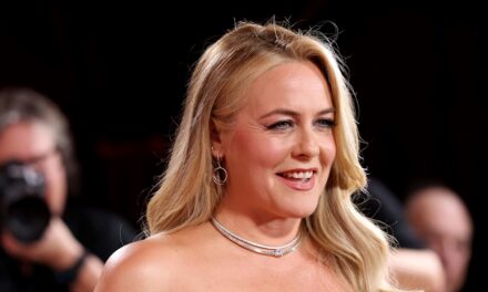 Alicia Silverstone vole la vedette dans une superbe robe rouge de style Jessica Rabbit