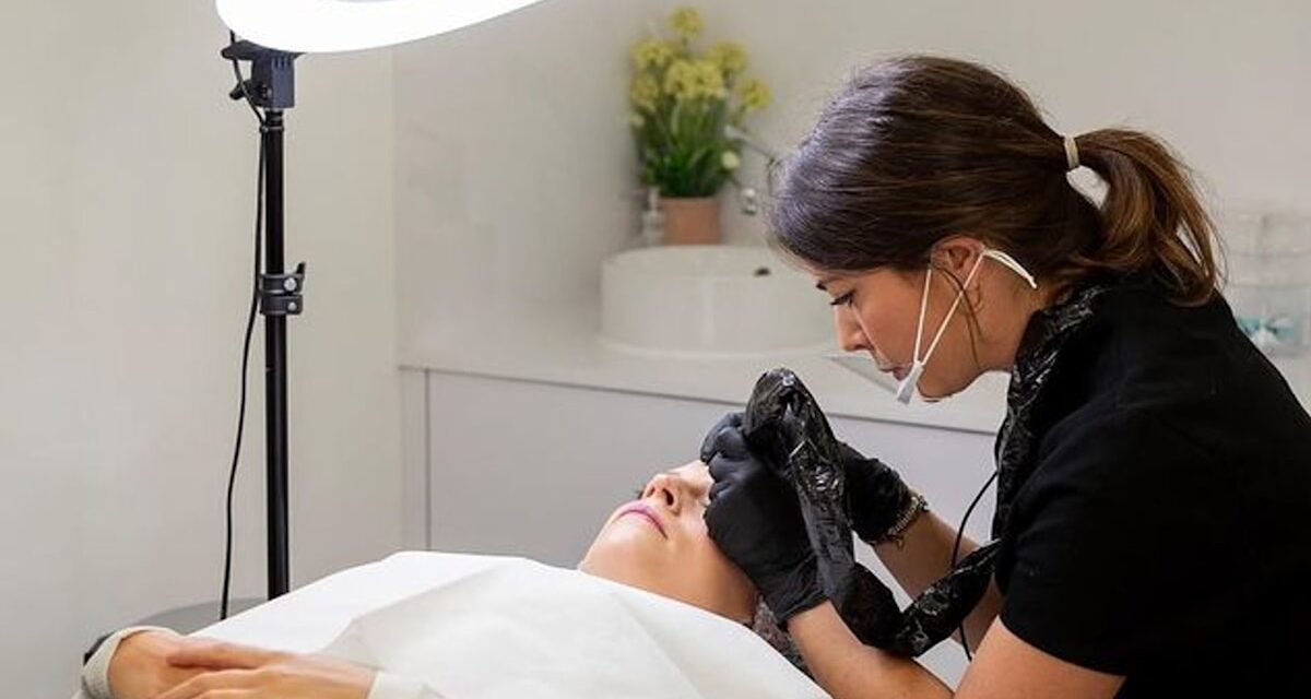 Le secret pour des sourcils parfaits : un expert en micropigmentation dévoile tous les détails