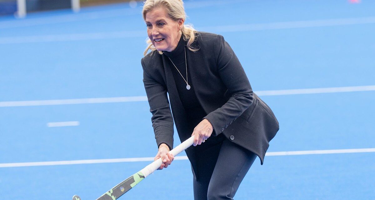 La duchesse Sophie montre ses talents de hockeyeuse lors d&rsquo;un engagement sportif