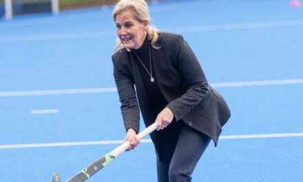 La duchesse Sophie montre ses talents de hockeyeuse lors d&rsquo;un engagement sportif