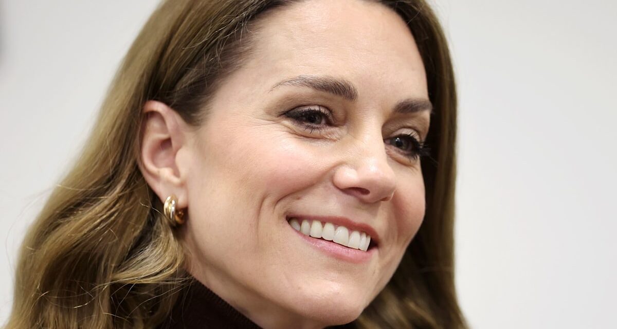 Kate Middleton épate avec un blazer « vieil argent » à 550 £ et un pantalon inattendu