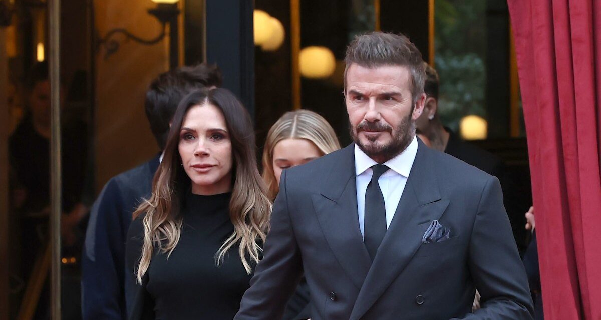 La provocante Victoria Beckham soutenue par sa famille alors qu&rsquo;elle reçoit la plus haute distinction à Paris – une semaine après la controverse de Brooklyn