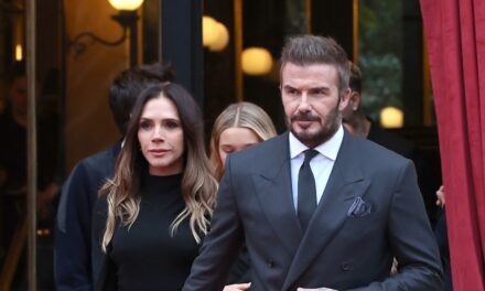 La provocante Victoria Beckham soutenue par sa famille alors qu&rsquo;elle reçoit la plus haute distinction à Paris – une semaine après la controverse de Brooklyn