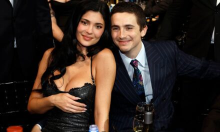 Timothée Chalamet et Kylie Jenner sont plus confortables que jamais sur les photos des Critics Choice Awards 2026