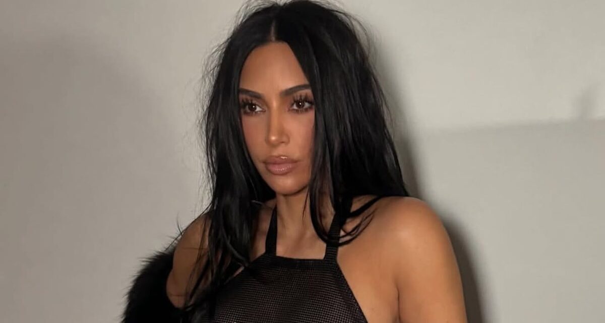 Kim Kardashian vient d&rsquo;élever la tendance des robes nues pour 2026