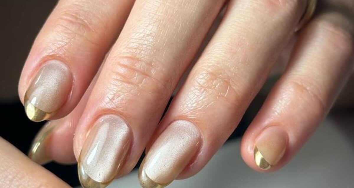 10 meilleurs designs d’ongles dorés minimalistes pour l’hiver 2025/2026