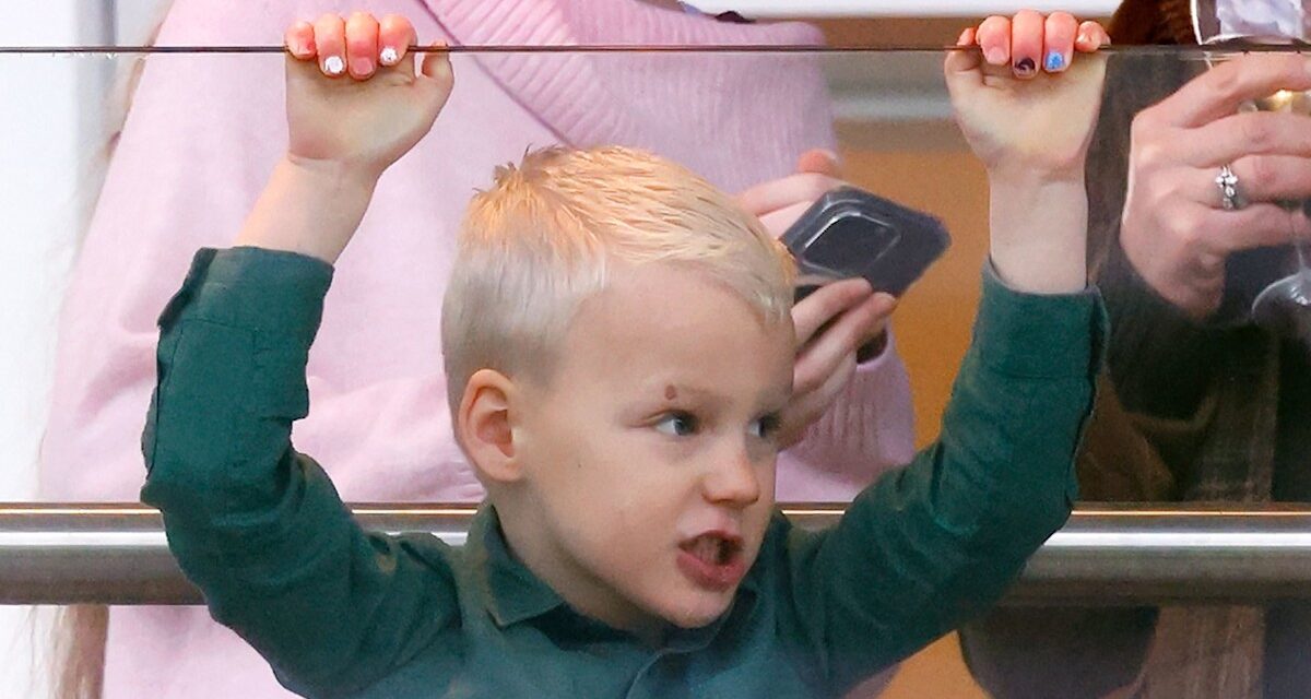 Lucas Tindall est le nouveau prince Louis sur de nouvelles photos ludiques de la sortie du Nouvel An