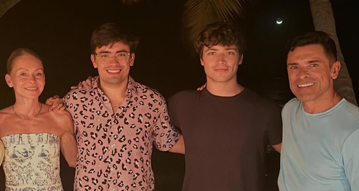 La nouvelle plage du fils de Kelly Ripa, Michael Consuelos, suscite la réaction de son jeune frère pendant des vacances à couper le souffle