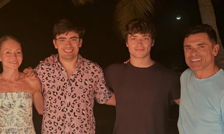 La nouvelle plage du fils de Kelly Ripa, Michael Consuelos, suscite la réaction de son jeune frère pendant des vacances à couper le souffle