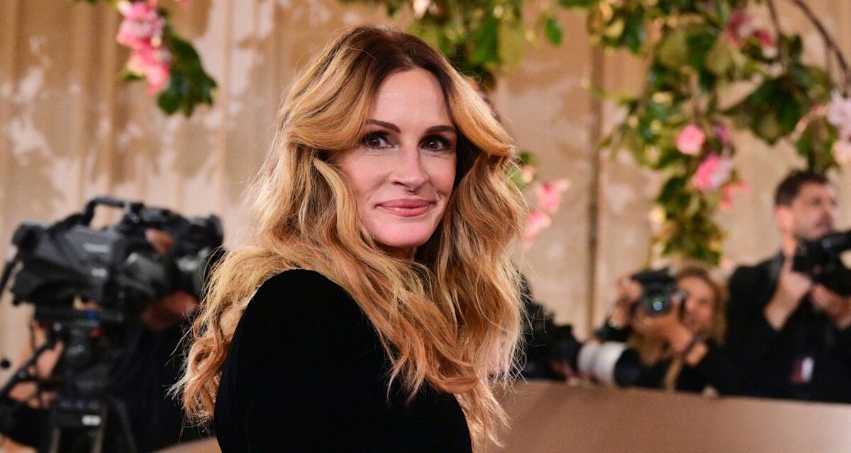 Julia Roberts est radieuse sur le tapis rouge dans une robe noire plongeante