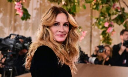 Julia Roberts est radieuse sur le tapis rouge dans une robe noire plongeante