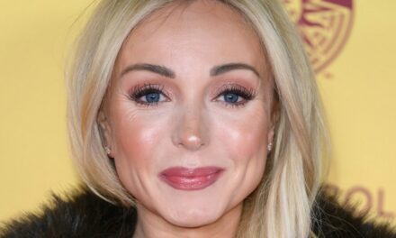 Helen George sort dans une mini-robe tueuse et un ensemble en cuir pour une soirée à Londres