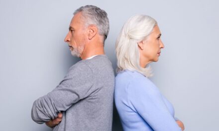 Répartiteurs d&rsquo;argent : les vraies raisons pour lesquelles les couples choisissent le « divorce gris » après 50 ans