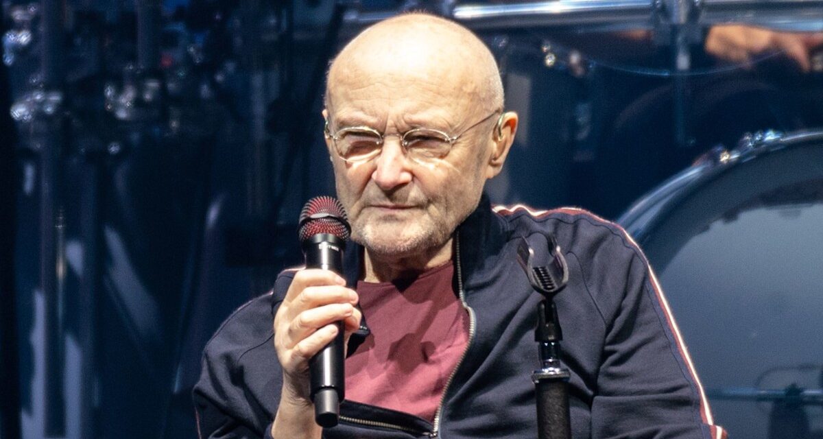 Les fils rarement vus de Phil Collins rendent un hommage public au « plus grand père absolu »