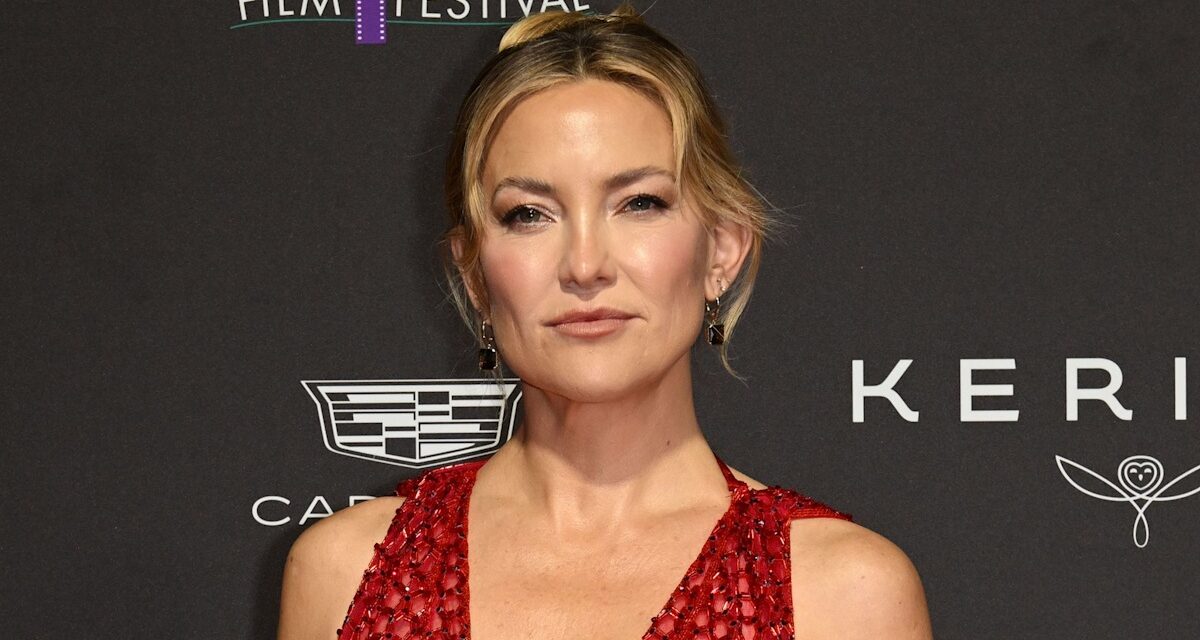 Kate Hudson étourdit dans une robe nue brûlante