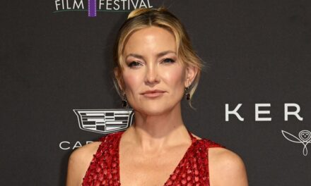 Kate Hudson étourdit dans une robe nue brûlante