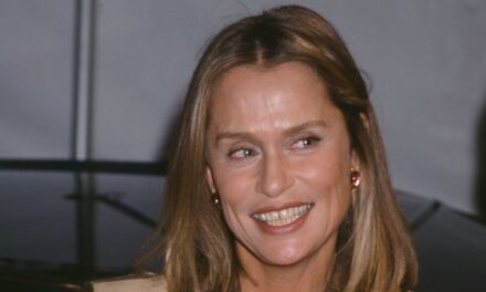 Lauren Hutton prouve qu&rsquo;elle a toujours le statut de mannequin à 82 ans dans une rare apparition