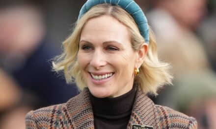 Mike et Zara Tindall se déguisent pour le Nouvel An lors des courses de Cheltenham avec trois enfants