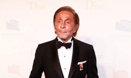 Les hommages affluent pour le regretté créateur Valentino Garavani après son décès à l&rsquo;âge de 93 ans