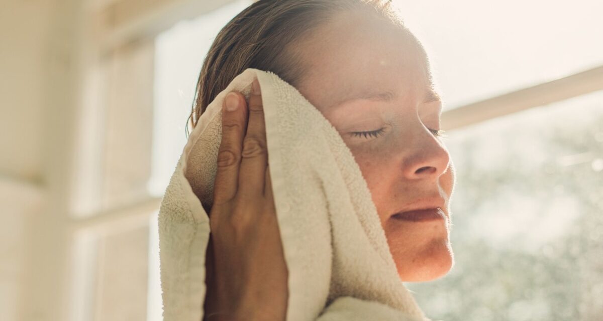 Est-ce vraiment grave de renoncer à la crème solaire en hiver ? Un expert intervient