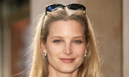 Dans la vie recluse mais colorée de Bridget Fonda alors qu&rsquo;elle fête ses 62 ans