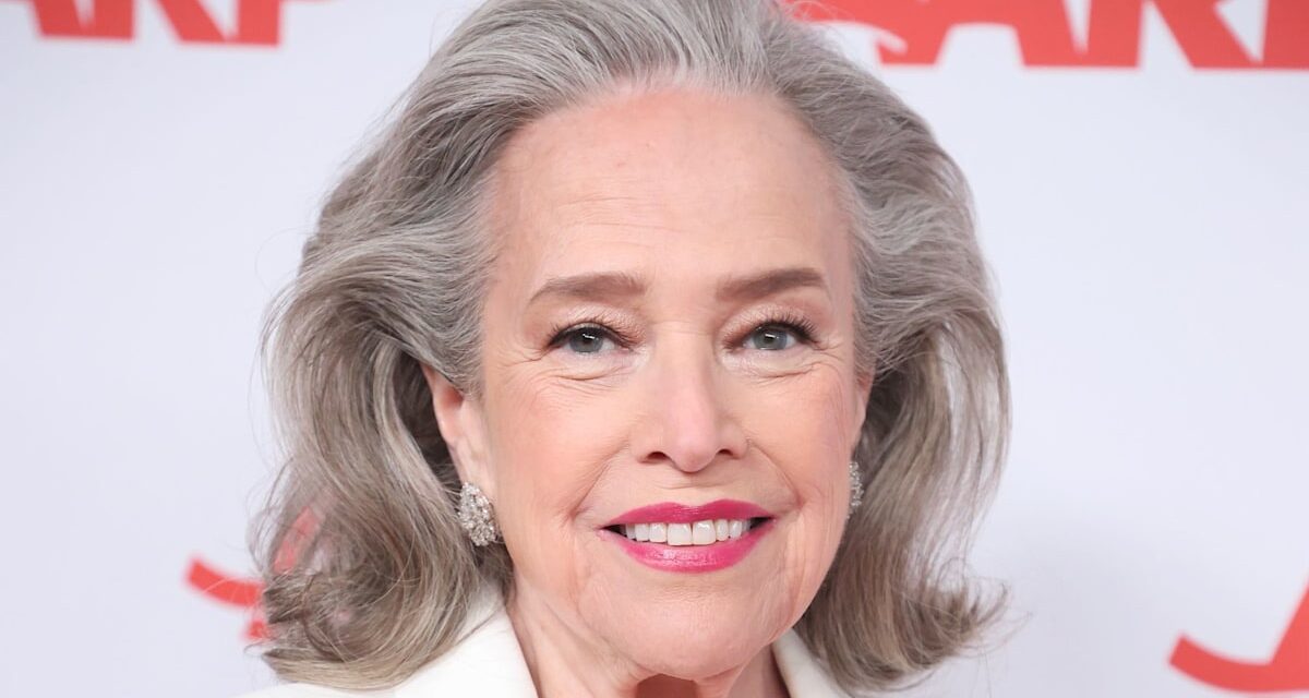 Kathy Bates présente une transformation de perte de poids de 100 livres lors d&rsquo;une sortie glamour