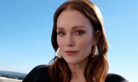 Julianne Moore et sa fille modèle des bikinis assortis lors d&rsquo;une escapade en famille ensoleillée