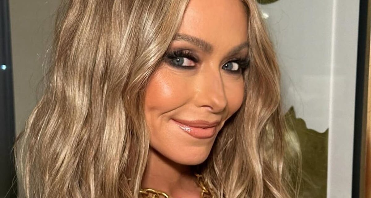 Kelly Ripa aborde le changement d&rsquo;apparence alors qu&rsquo;elle souffre d&rsquo;un dysfonctionnement de son maquillage pendant LIVE : « J&rsquo;ai l&rsquo;air étrange »