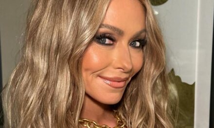 Kelly Ripa aborde le changement d&rsquo;apparence alors qu&rsquo;elle souffre d&rsquo;un dysfonctionnement de son maquillage pendant LIVE : « J&rsquo;ai l&rsquo;air étrange »