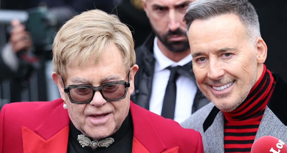 Sir Elton John et son mari depuis plus de 11 ans, David Furnish, sont arrivés à Paris pour la Semaine de la Haute Couture de Paris et ont assisté au défilé Valentino avec un sac personnalisé d&rsquo;une valeur estimée à environ 1,4 000 £.