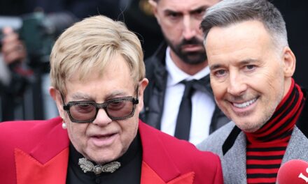 Sir Elton John et son mari depuis plus de 11 ans, David Furnish, sont arrivés à Paris pour la Semaine de la Haute Couture de Paris et ont assisté au défilé Valentino avec un sac personnalisé d&rsquo;une valeur estimée à environ 1,4 000 £.
