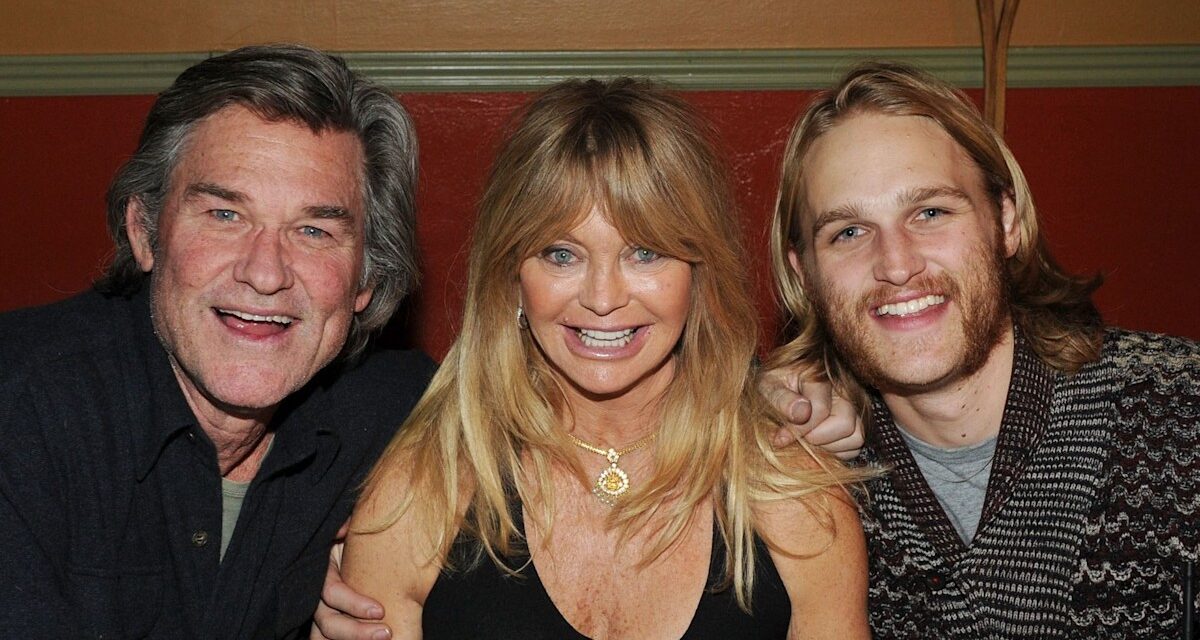 Les petits-fils blonds les plus « doux » de Goldie Hawn volent la vedette sur des photos de famille inédites d&rsquo;une année qui a changé leur vie
