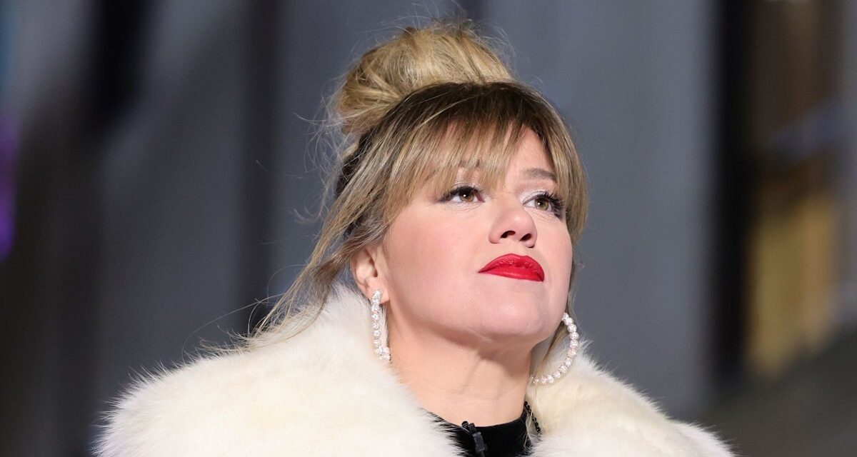 Kelly Clarkson admet qu&rsquo;American Idol lui a « menti » 24 ans après avoir remporté le concours