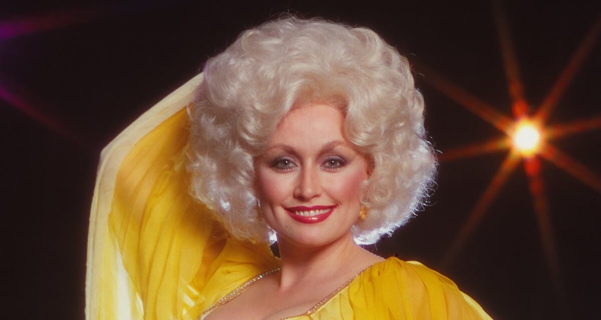 Dolly Parton à travers les décennies en 8 photos alors qu&rsquo;elle fête ses 80 ans