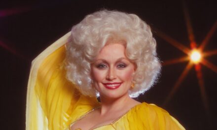 Dolly Parton à travers les décennies en 8 photos alors qu&rsquo;elle fête ses 80 ans