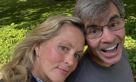 Les rares photos de famille sur la plage de George Stephanopoulos montrent son côté décontracté