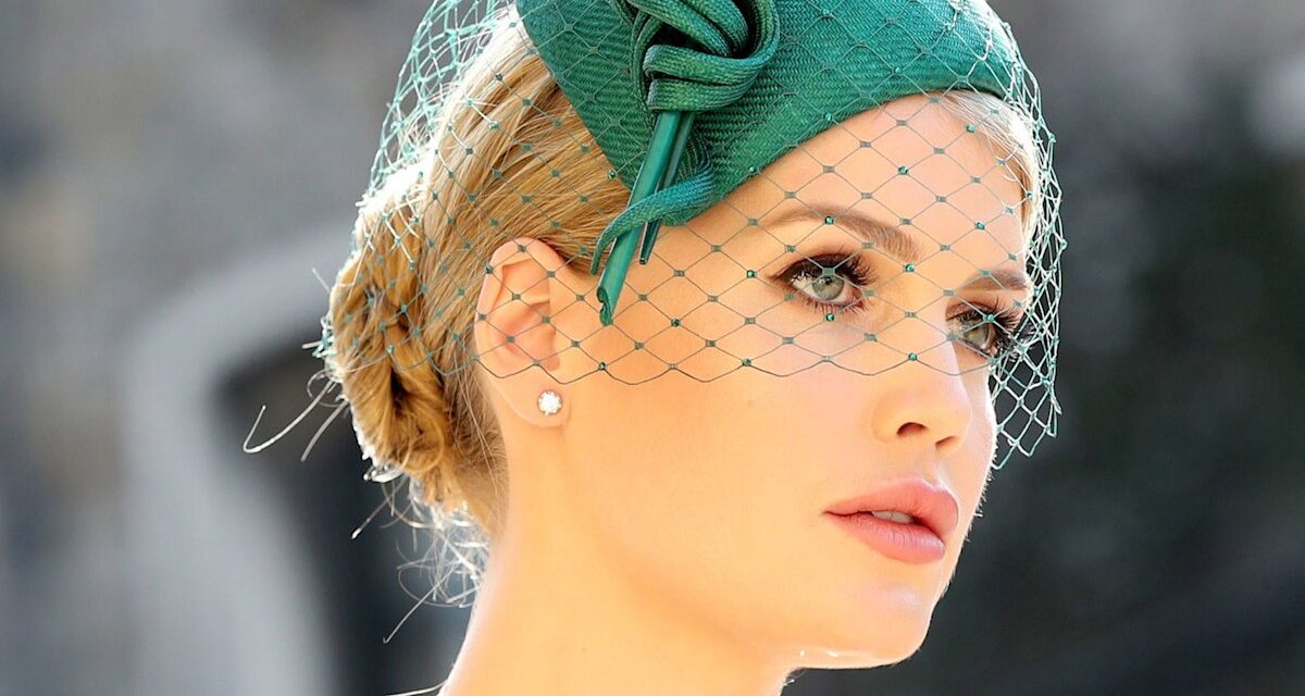 La nièce de la princesse Diana, Lady Kitty Spencer, prend des risques dans un haut court accrocheur