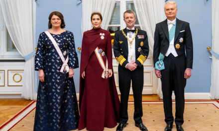 La reine Mary du Danemark fait un choix de tenue poignante alors qu&rsquo;elle rejoint son mari le roi Frederik lors d&rsquo;un banquet d&rsquo;État étincelant en Lituanie