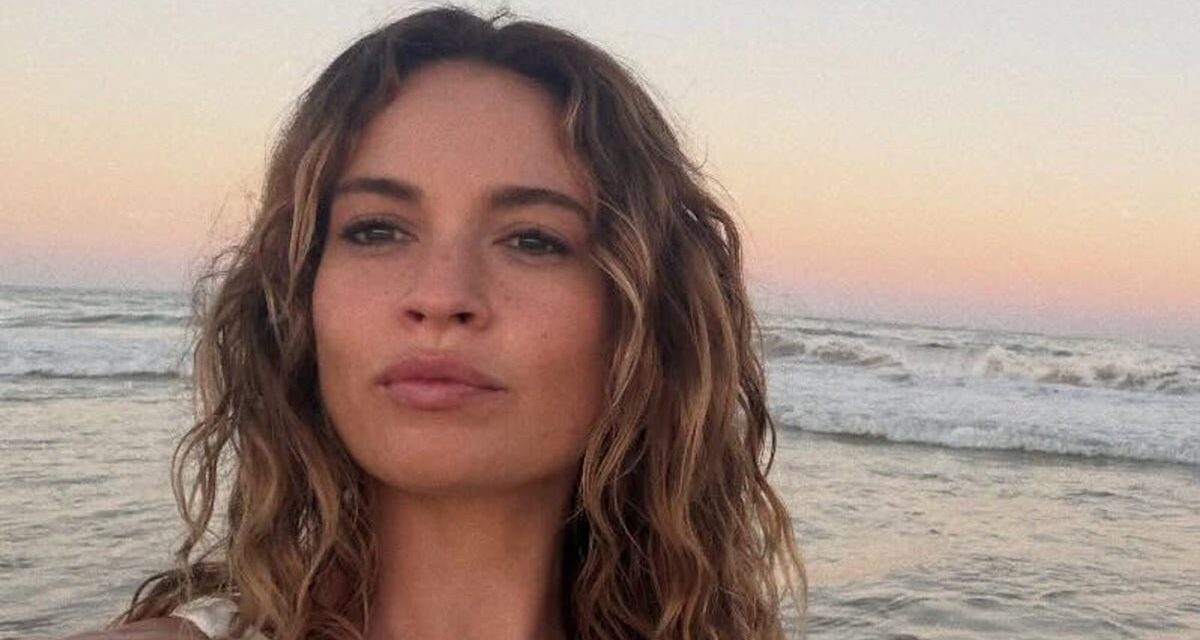 Lily James est la bombe ultime des vacances avec un bikini à peine visible et des cheveux trempés par la mer.