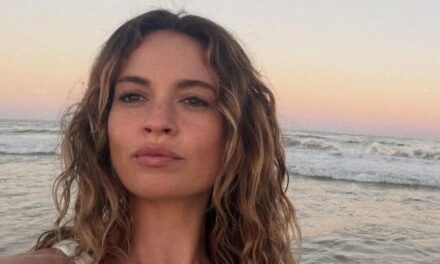 Lily James est la bombe ultime des vacances avec un bikini à peine visible et des cheveux trempés par la mer.