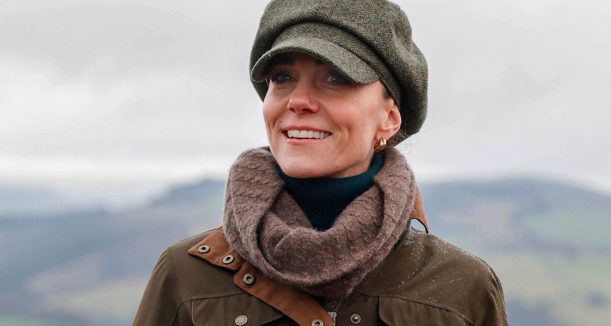 Kate Middleton filmée en train de filmer un groupe de randonneurs pressés dans un moment hilarant