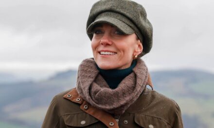 Kate Middleton filmée en train de filmer un groupe de randonneurs pressés dans un moment hilarant