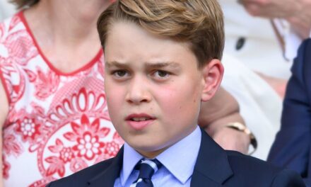 Tall Prince George, 12 ans, suscite une grande réaction alors que les fans prédisent sa taille future lors du bain de foule de Sandringham