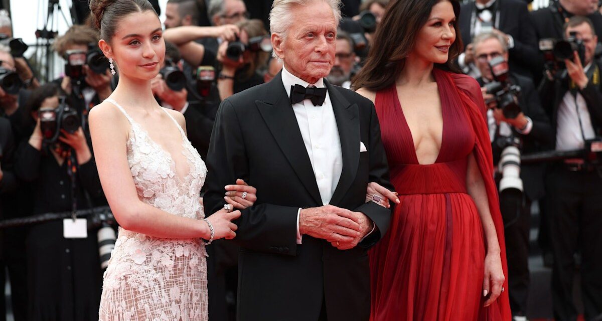 Carys, la fille de Catherine Zeta-Jones, est époustouflante dans une robe noire plongeante