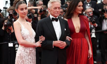 Carys, la fille de Catherine Zeta-Jones, est époustouflante dans une robe noire plongeante