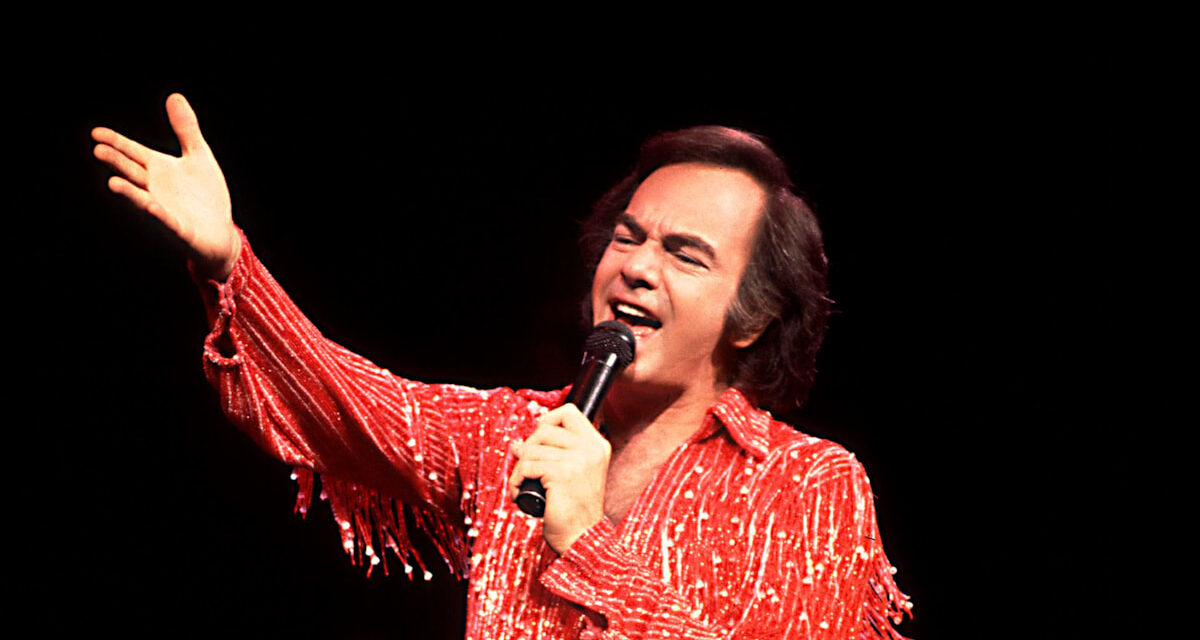 Neil Diamond fête ses 85 ans ! Découvrez sa transformation au fil des années en 10 photos
